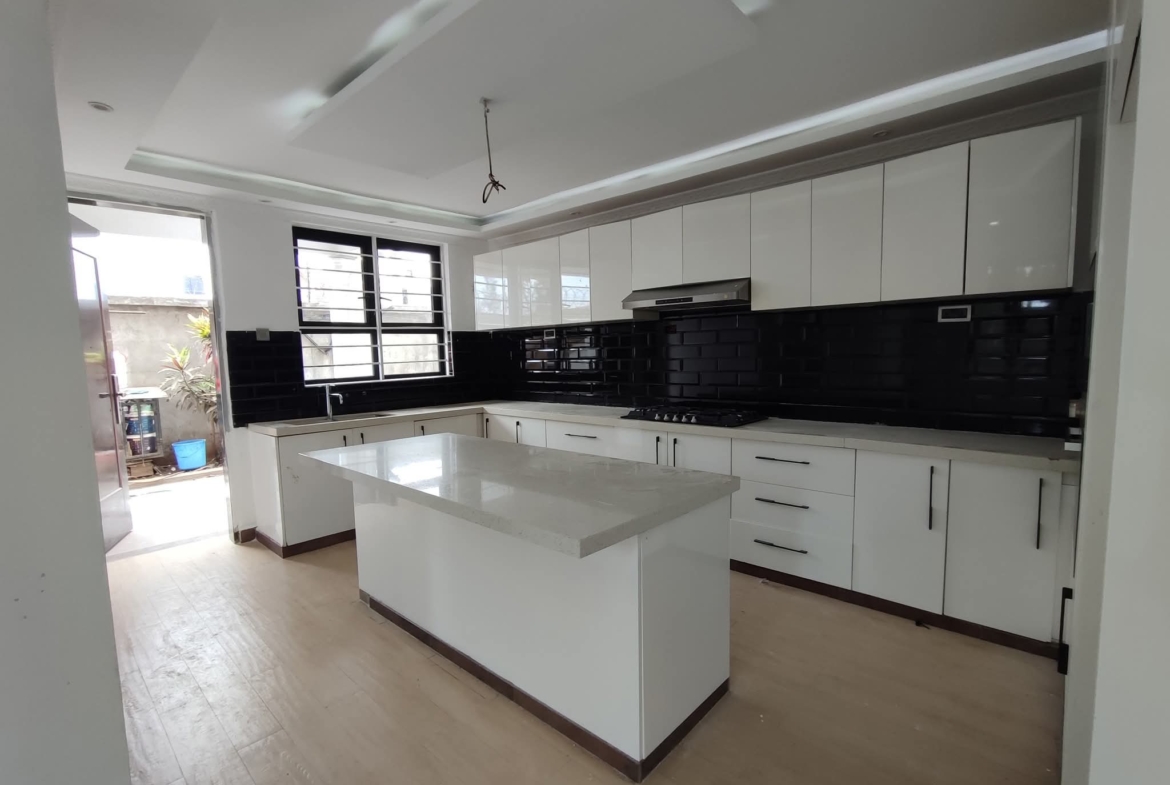 5 Bedroom House For Sale in Kamakis, Ruiru