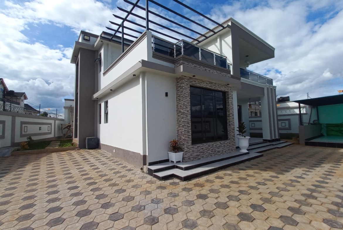 Discover comfort, space, and practicality in this 3 bedroom plus DSQ home in Mugutha, Ruiru. Ideally set on a generous 50 x 100 ft plot