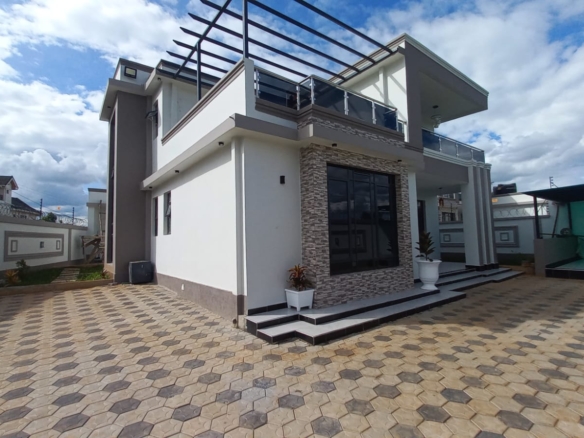 Discover comfort, space, and practicality in this 3 bedroom plus DSQ home in Mugutha, Ruiru. Ideally set on a generous 50 x 100 ft plot